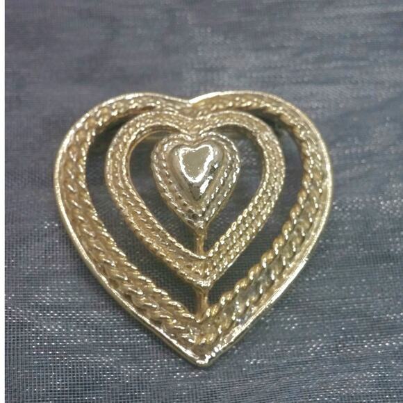 Vintage Gerry's Triple Heart Brooch Pendant Textured Gold Tone Pin 1960-1970 - Picture 1 of 11